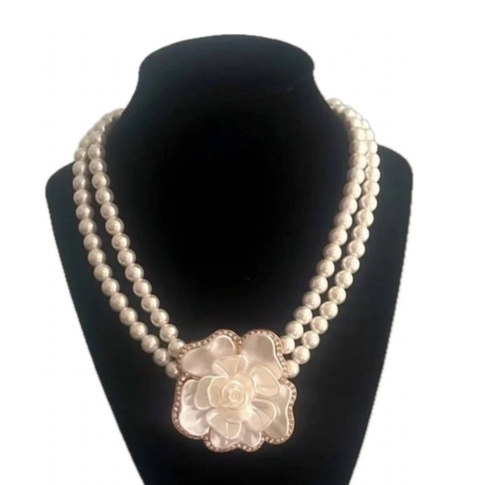 NWT ⚜️🤍⚜️ Eye Candy Gorgeous Mother of Pearl Rose two strand Statement - Picture 9 of 9